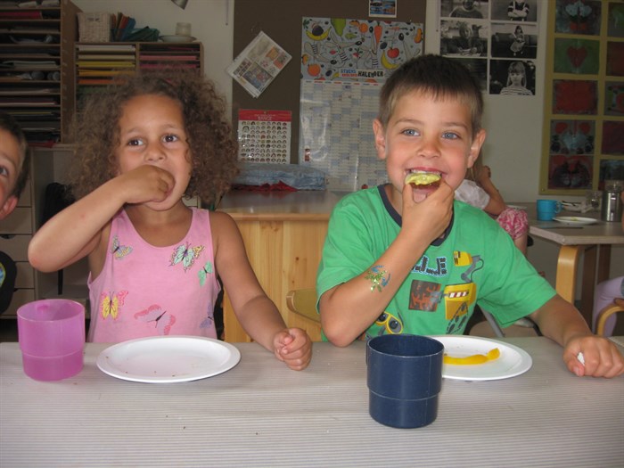 2 børn spiser frokost